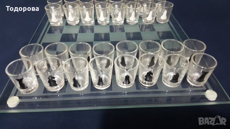 Стъклен шах-Игра за пиене.Фигурите на шаха са чашки., снимка 1