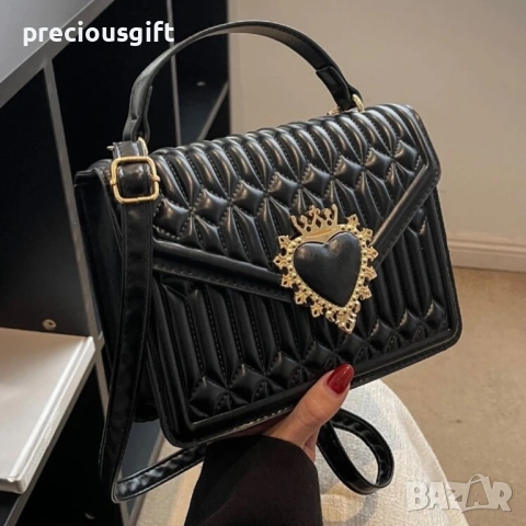 Дамска черна чанта със сърце