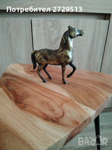 Кон статуетка 