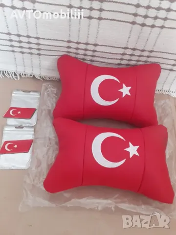 Продавам червени кожени възглавнички за седалка на автомобил с бродерия турското знаме 