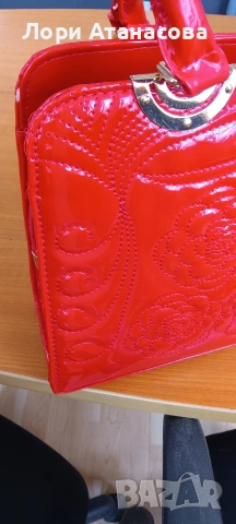 Лачена червена чанта среден размер с две дръжки и дълга дръжка , снимка 7 - Чанти - 54015483