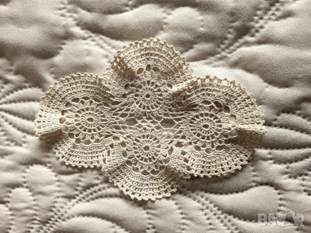 Битово каре ръчно бродирано на една кука 15Х11см.