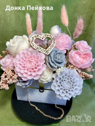 Луксозен букет от соеви свещи в тюркоаз и бяло – ръчна изработка, снимка 5 - Изкуствени цветя - 53880882