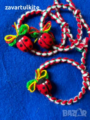 Вълнени мартеници за ръка с калинка, направена с плъстене, снимка 3 - Български сувенири - 48696014