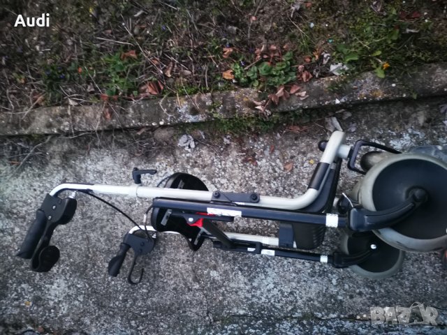 Проходилка ролатор INVACARE  Подходящ за оперирани, възрастни и трудно подвижни хора. Сгъваема, лека, снимка 2 - Ролатори - 40063156