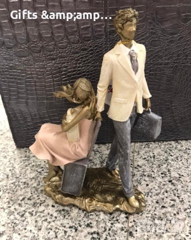 Статуетка Влюбена двойка с куфари - от полирезин, снимка 1 - Статуетки - 37258976