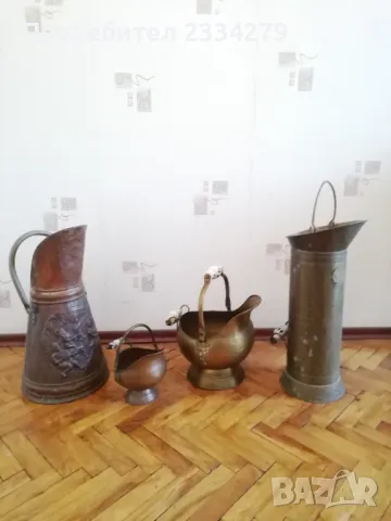 Стари съдове, орнаментирани кофи за камина. 