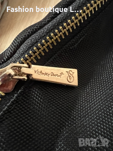 Victoria’s Secret Черна чанта с бяла лента и надпис PINK дължината се регулира 🖤 , снимка 3 - Чанти - 44737143