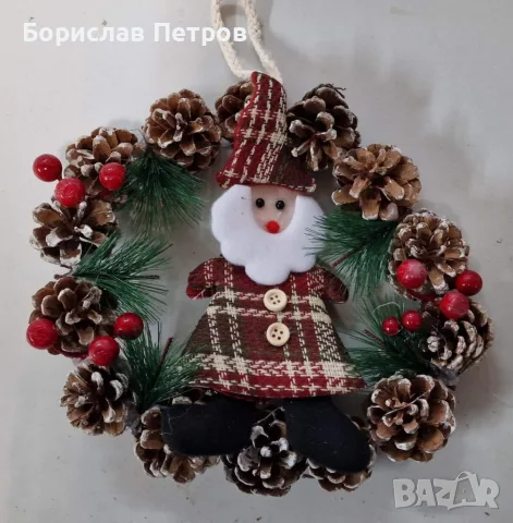 Ръчно изработен коледен венец от шишарки и Дядо Коледа 25 см. Вдъхновете духа на Коледа в своя дом с