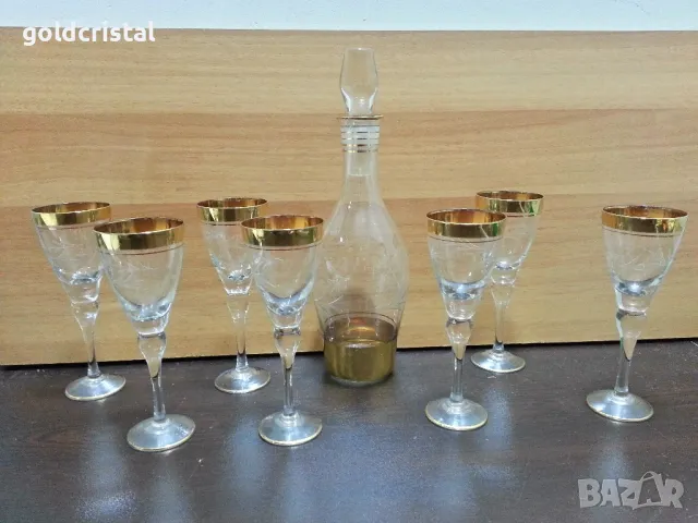 ретро стъклени чаши и гарафа