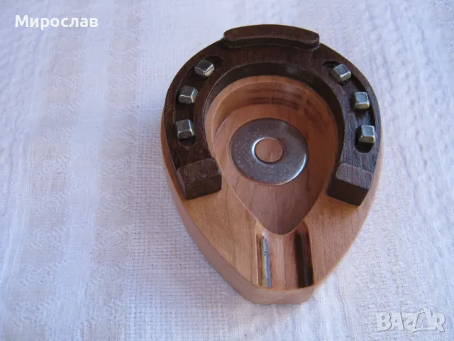 Малък дървен пепелник с дървена подкова и истински метални клинци.