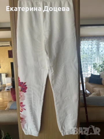 Спортен бял панталон Guess, снимка 4 - Панталони - 51160815