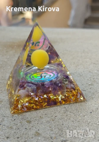 Пирамида оргонит Ом. С аметист. Бижута Луди гъби.