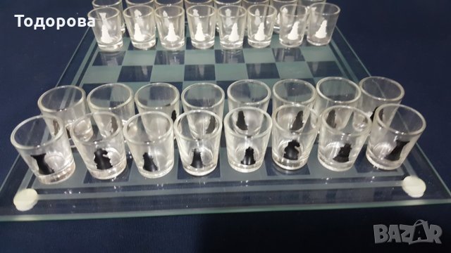 Стъклен шах-Игра за пиене.Фигурите на шаха са чашки.