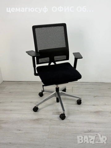 Удобен ергономичен офис стол с подвижен механизъм и поддръжка на кръста.