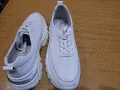 Продавам спортни бели обувки/маратонки/, естествена кожа отвън и вътре. Неразличими от нови, снимка 5