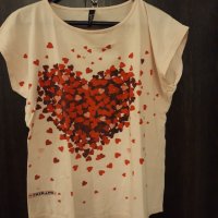 Тениска сърца , къс ръкав розов фон с нежни сърца вишнево и червено като разпръснати листенца , снимка 2 - Тениски - 37246837