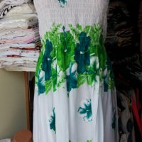 Бяла рокля на зелени цветя с тънки презрамки и ластично бюстие в горната си , снимка 1 - Рокли - 29176355