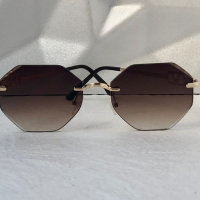 Valentino дамски слънчеви очила Осмоъгълник с верижка синджир, снимка 9 - Слънчеви и диоптрични очила - 44682891