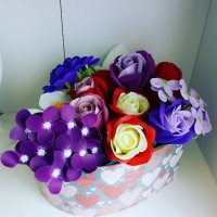 Голям букет с ароматни цветя от сапун в кутия сърце, снимка 2 - Декорация за дома - 31587295