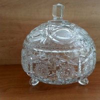 Кристална купа с капак, снимка 1 - Антикварни и старинни предмети - 29771756