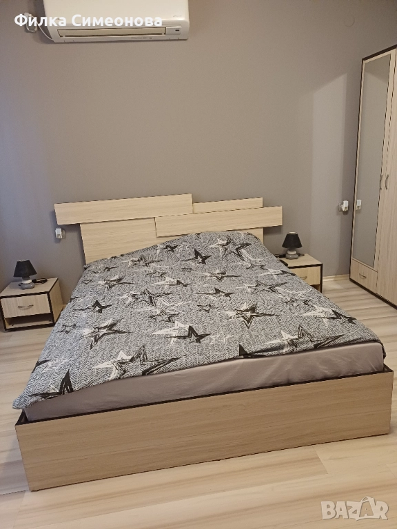 Спалня с две нощни шкафчета и гардероб, снимка 1