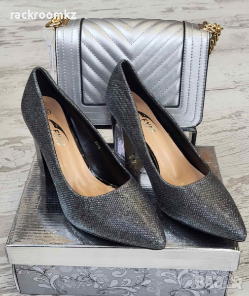 Дамски обувки със стабилен квадратен ток в сребрист цвят, снимка 1