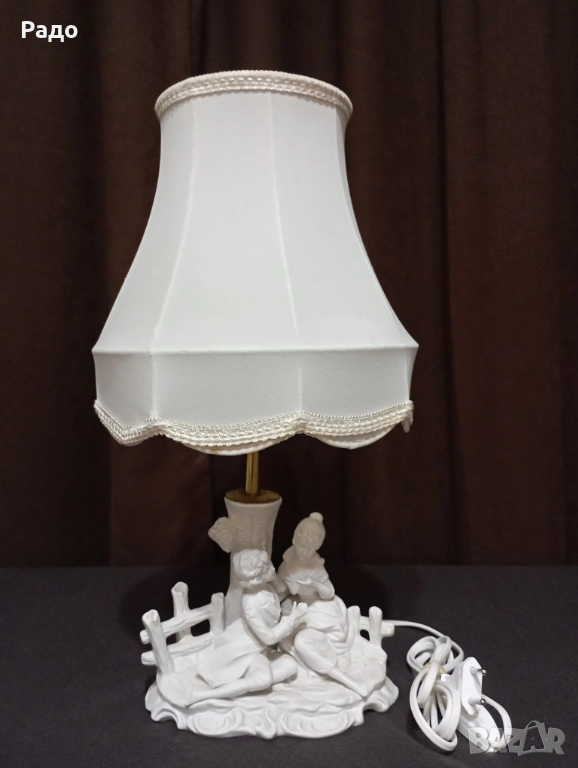 Красива бяла фигурална старинна лампа с абажур, снимка 1