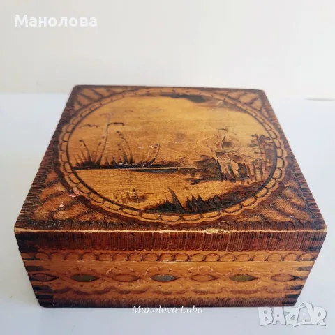 Стара дървена кутия с ръчно пирографирана украса, снимка 2 - Антикварни и старинни предмети - 55975561
