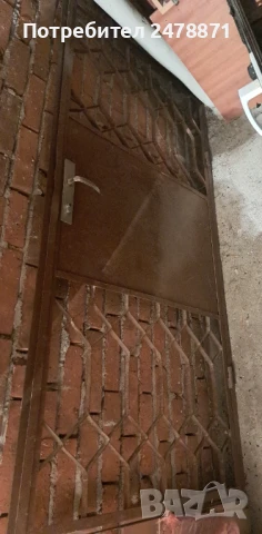 Метална врата.