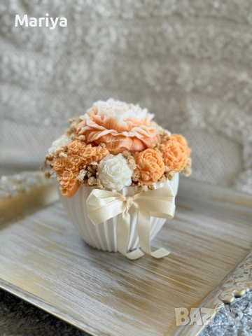 Букети с цветя от соев восък с аромат в Бяла кашпа, снимка 2 - Изкуствени цветя - 51642114