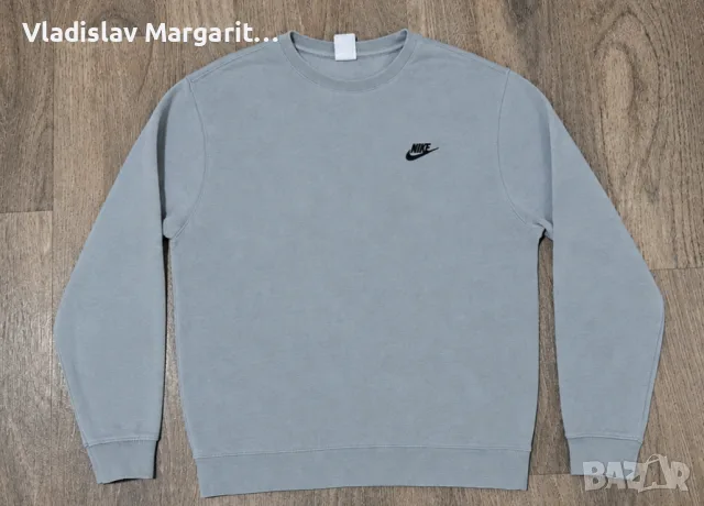 Оригинален суичър Nike размер S в отлично състояние.