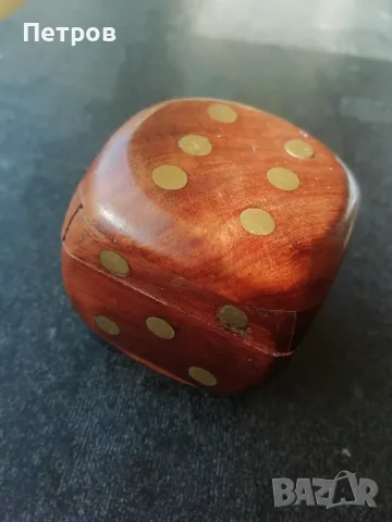 Дървена кутия- зар, за бижу