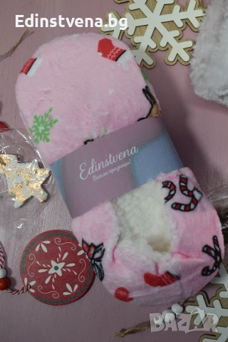 Коледни пухкави пантофи в розово с ефектен принт | Перфектният Коледен подарък за жена, снимка 3 - Пантофи - 52572715