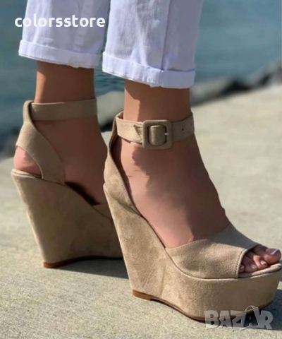Велурени сандали на платформа в бежаво  код LT30
