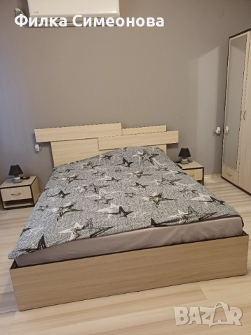 Спалня с две нощни шкафчета и гардероб