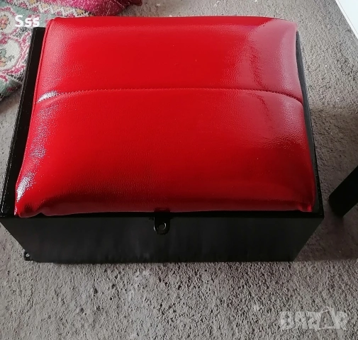 Метална каса със кожена седалка 