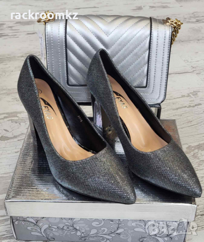 Дамски обувки със стабилен квадратен ток в сребрист цвят