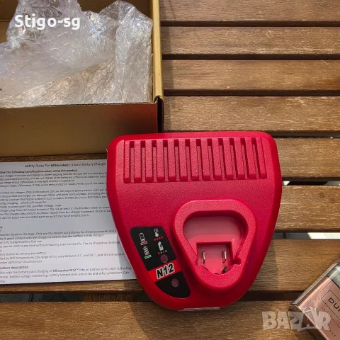 Milwaukee M12 зарядно