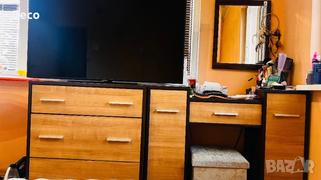 Спалня,трикрилен гардероб ,скрин,тоалетка,Н.шкафчета, снимка 5 - Спални и легла - 53945831