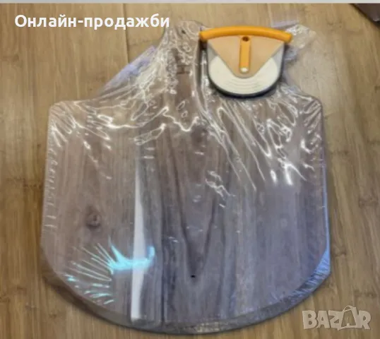 Дървена дъска за пица с уред за лесно  рязане