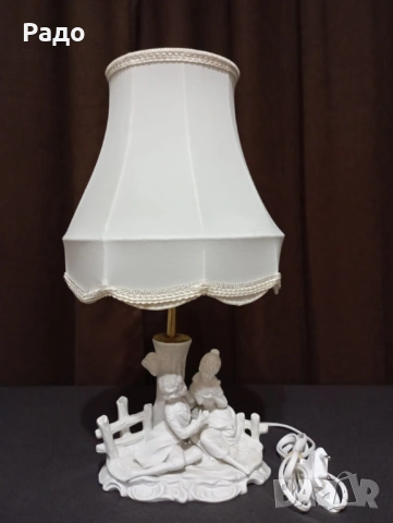 Красива бяла фигурална старинна лампа с абажур