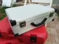 АЛУМИНИЕВ КУФАР-НОВ С 2 КЛЮЧА 2505251813, снимка 1
