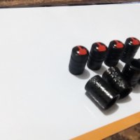 ПРОМО Качественни метални черни капачки за вентили винтили с емблема среден пръст за кола автомобил, снимка 3 - Аксесоари и консумативи - 31165411