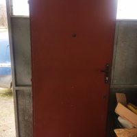 Продавам масивна входна врата с каса от винкел, направена е от метална рамка, оребрена облечена от д, снимка 5 - Входни врати - 39391290