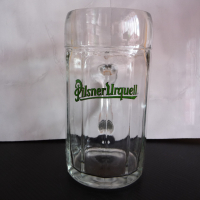 Голяма стъклена халба за бира Pilsner Urquell 1 литър чешка Чехия, снимка 1 - Чаши - 44518617