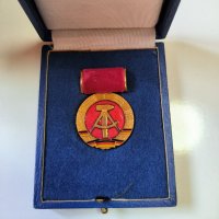 Медал за 20-годишнината на ГДР Лента: червена, снимка 1 - Антикварни и старинни предмети - 42715934