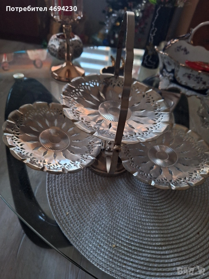 Поднос За Сервиране .Метален .Запазен , но Е Ползван., снимка 1