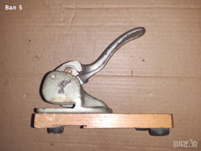 Много стар , много голям канцеларски перфоратор, снимка 1