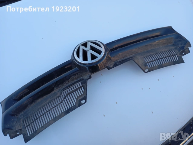 Решетка с емблема за голф мк5 производство 2003-2008, снимка 2 - Части - 53115265